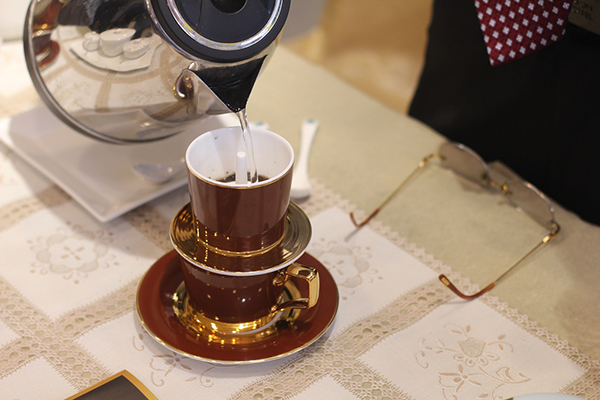 Cách pha cà phê đúng cách với phin cà phê sứ mạ vàng Minh Long
